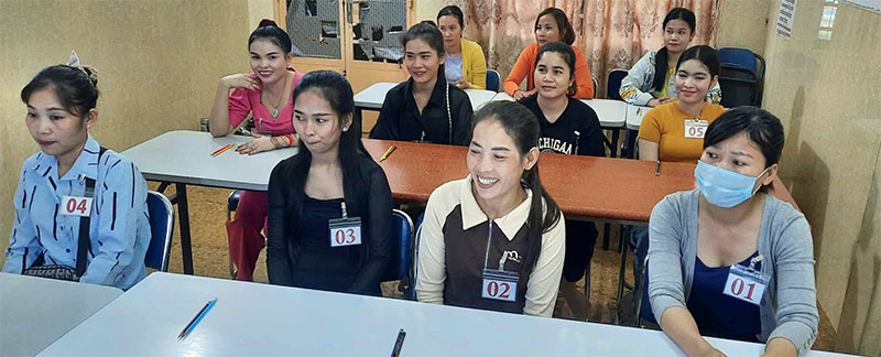 試験の説明を受けるカンボジア技能実習生の希望者