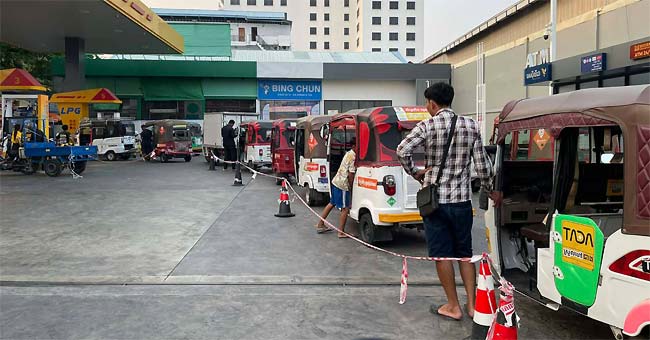 ガス、給油待ちの行列